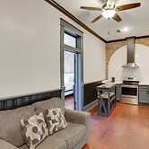 Walk to Museums! Historic Downtown Marshall Apt