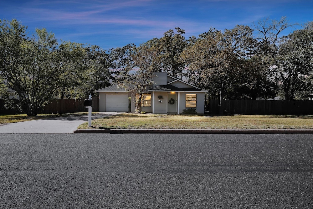 Howdy Hang Out - Cozy, Cute And Comfortable House! 2 Bedroom Home