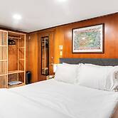 Bright 1BR Near UW & Local Parks