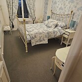 The Lions Den - La Loge Mantilly