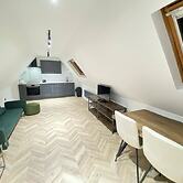Dippen Hall Signature Apartment - Minutes From LGW