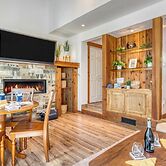 Cozy Tahoe Townhome w/ Fireplace, Balcony & Quick Access to Trails & L