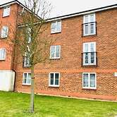 2 Double Bed Flat, En-suite, Top Floor, With Private Parking