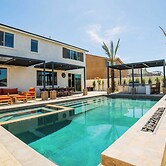 Stylish Home w/ Pool, Firepit, Chefs Kitchen & Scenic Outdoor Living C