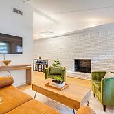 Walk to UT Austin! Charming Duplex w/ Game Room