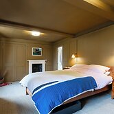 Stunning 8-Bedroom Home in Painswick