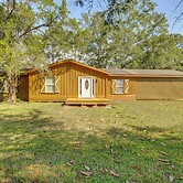 6 Mi to Main St Poplarville: Cabin w/ Pasture View