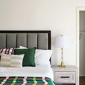 Upgraded Queen Suite Private Ensuite Bright Stay