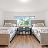 Stylish Retreat Large Living Space Bright Suites