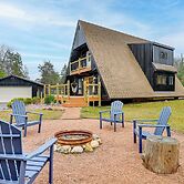 Cozy A-frame Cabin: Steps to Lake Camelot Beach!