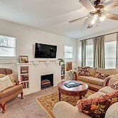 < 1 Mi to Historic Dtwn Texarkana: Charming Home!