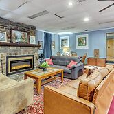4 Mi to Mauch Chunk Lake: Spacious Apt w/ Bar!