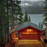 Cozy Donner Lake Cabin w/ Kayaks, Forest Views, Fireplace & Quick Ski 