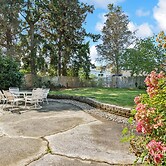 6 Mi to Downtown Seattle: Peaceful Apt w/ Patio