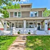Spacious Duplex for 14 in Downtown