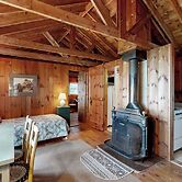 1 BR Cozy Log Cabin W & Deck & Picnic Table