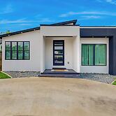 Modern Dallas Home w/ Open Floorplan