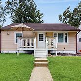 3BR House w/ Hot Tub, Fire Pit & Near Beach