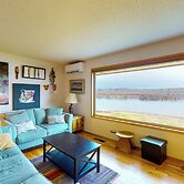 Columbia Vista: Waterfront Home w/ Patio