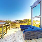 4 BR Lakefront House w/ Private Patio & Wifi