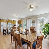 3BR House w/ Lake Views, Full Kitchen, A/C & Wifi