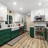 Buckthorn Beauty: Private Hot Tub & Lounge Space