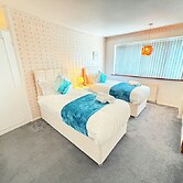 Homey 4 bedroom house for large groups