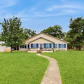 3BR Waterfront Home: Rural & Unique