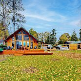 2 BR Lakeside Home w/ Wood-burning Fireplace