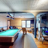 4BR Centrally Located Home - Hot Tub & Pool Table