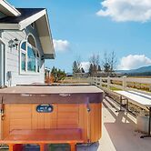 Unique 3br: Mountain Views, Hot Tub & Wood Stove
