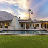 Mountain-view Home w/ Private Pool, Roll-shower