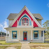 2 Mi to Gator Chateau: Vibrant Home w/ Balcony