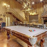 4,800-sq-ft Cabin w/ Creek Access in Caulfield