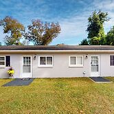 Charming 2BR Duplex Close to Local Attractions