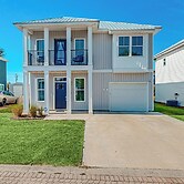 4BR Pleasant Home w/ Balcony & Open Layout