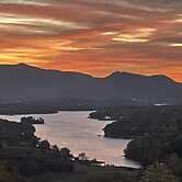 3BR Home w/ Mountain/lake Views & Hot Tub