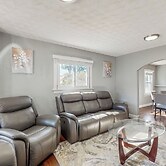 4BR House w/ wet Bar, Fire Pit & Near Beach