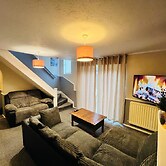 Modern Comfortable Two Bedrooms House DL5 With Garden Parking and Free