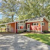 Lakeside Cedar Pines Bungalow 5 Mi to Main St!