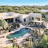 5bdr Oasis w/ Waterfall Pool, Hot Tub, Desert View Desert Cascase by A