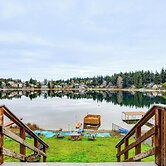 3 Mi to Puget Sound: Lakefront Gem w/ Patio!