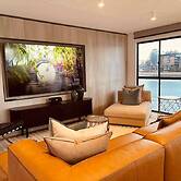 Luxury Penthouse Houseboat n the Heart of the City
