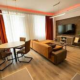 Luxury 19th Floor Condo With Pool, Gym & City View