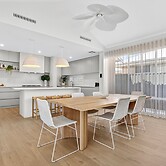 Coastal Luxe 4-bed House in Madora Bay