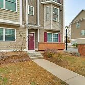 2 Mi to The Mark Twain House & Museum: Airy Escape