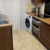 2 Bed Flat - Sleeps 4 - Parking - Wifi