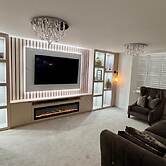 Luxurious Majestic 4 Bedroom- Free Parking