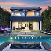 Private LA Retreat w/ Pool, Hot Tub & Fire Pit Near Melrose Ave The Ma