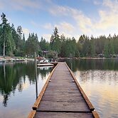 Lake-view Woodinville Retreat w/ Hot Tub + Theater